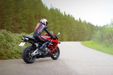 Krasnoyarsk, Rusya - 29 Mayıs 2018: Güzel motosikletçi tam Dişli ve bir kırmızı ve siyah Honda 2005 Cbr 600 Rr (Pc37 kask).