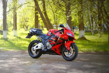 Krasnoyarsk, Rusya - 27 Mayıs 2018: Kırmızı ve siyah sportbike Honda Cbr 600 Rr 2005 Pc37