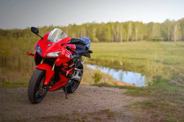 Krasnoyarsk, Rusya - 25 Mayıs 2018: Kırmızı ve siyah sportbike Honda Cbr 600 Rr 2005 Pc37.