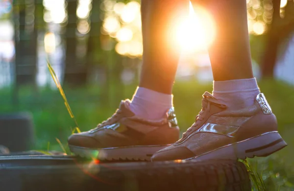Women Sport Schoenen Bij Zonsondergang Sneakers Het Zonnige Forest — Stockfoto