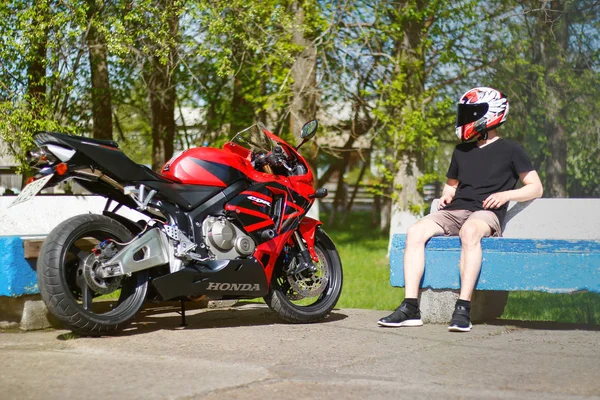 Krasnojarsk Russland Mai 2018 Schöner Motorradfahrer Mit Helm Auf Einem — Stockfoto