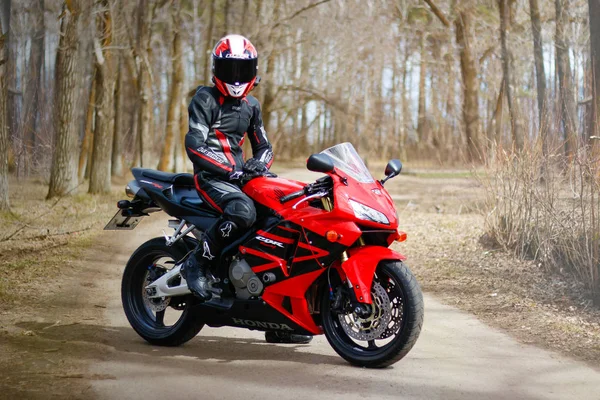 Krasnoyarsk Rusia Abril 2018 Hermoso Motociclista Marcha Completa Casco Honda — Foto de Stock