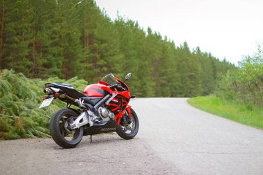 Krasnoyarsk, Rusya - 25 Mayıs 2018: Kırmızı ve siyah sportbike Honda Cbr 600 Rr 2005 Pc37