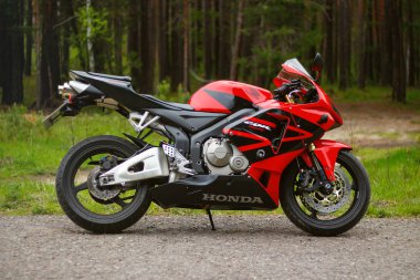 Krasnoyarsk, Rusya - 25 Mayıs 2018: Kırmızı ve siyah sportbike Honda Cbr 600 Rr 2005 Pc37