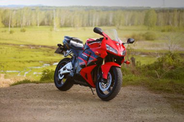Krasnoyarsk, Rusya - 25 Mayıs 2018: Kırmızı ve siyah sportbike Honda Cbr 600 Rr 2005 Pc37.