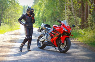 KRASNOYARSK, RUSSIA - 23 Haziran 2018: Kırmızı ve siyah Honda 2005 CBR 600 RR (PC37)