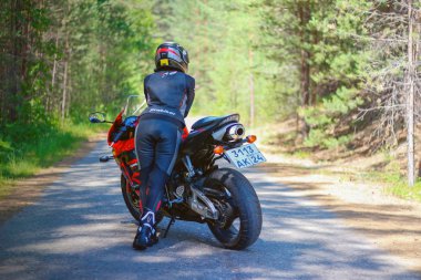 KRASNOYARSK, RUSSIA - 23 Haziran 2018: Kırmızı ve siyah Honda 2005 CBR 600 RR (PC37)