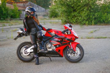 KRASNOYARSK, RUSSIA - 23 Haziran 2018: Kırmızı ve siyah Honda 2005 CBR 600 RR (PC37)