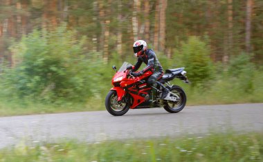 Krasnoyarsk, Rusya - 28 Haziran 2018: Güzel motosikletçi tam Dişli ve bir kırmızı ve siyah Honda 2005 Cbr 600 Rr (Pc37 kask)