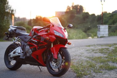 Krasnoyarsk, Rusya - 25 Mayıs 2018: Kırmızı ve siyah sportbike Honda Cbr 600 Rr 2005 Pc37