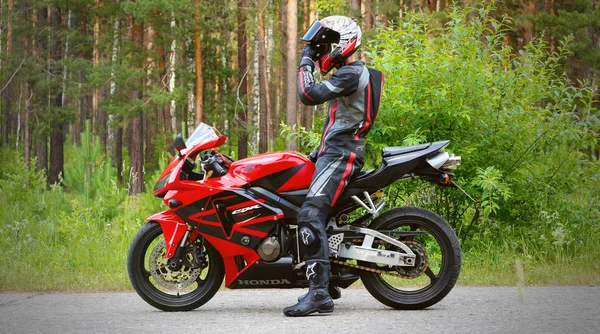 Krasnoyarsk Rússia Junho 2018 Belo Motociclista Plena Marcha Capacete Vermelho — Fotografia de Stock