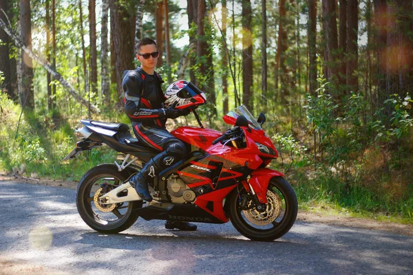 Krasnoyarsk Russland Juni 2018 Schöner Motorradfahrer Voller Ausrüstung Und Helm — Stockfoto