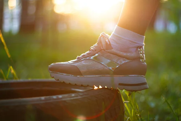 Women Sport Schoenen Bij Zonsondergang Sneakers Het Zonnige Forest — Stockfoto