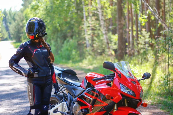 Krasnoyarsk Russia Czerwca 2018 Piękna Motocyklistka Pełnym Biegu Kasku Czerwono — Zdjęcie stockowe
