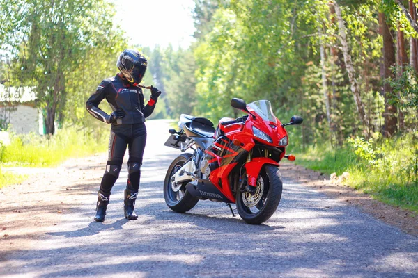 Krasnoyarsk Russland Juni 2018 Schöne Motorradfahrerin Voller Ausrüstung Und Helm — Stockfoto