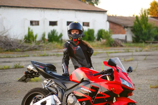 Krasnoyarsk Russia Juni 2018 Mooie Vrouwelijke Motorrijder Volle Versnelling Helm — Stockfoto