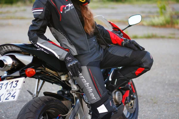 Krasnoyarsk Russia Czerwca 2018 Piękna Motocyklistka Pełnym Biegu Kasku Czerwono — Zdjęcie stockowe