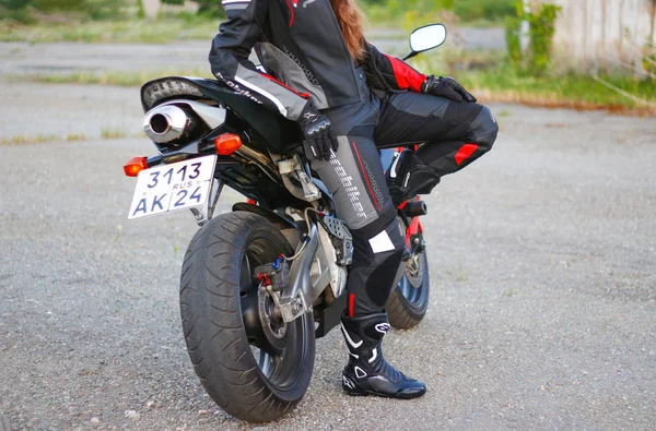 Krasnoyarsk Rússia Junho 2018 Menina Bonita Motociclista Plena Marcha Capacete — Fotografia de Stock