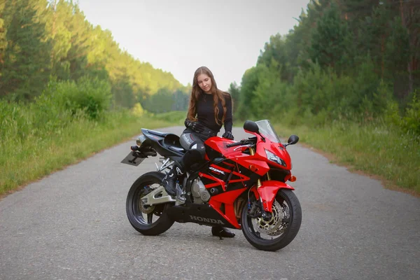 Κρασνογιάρσκ Ρωσία Ιουνίου 2018 Όμορφο Κορίτσι Μοτοσικλετιστής Πλήρη Ταχύτητα Και — Φωτογραφία Αρχείου