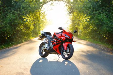 Krasnoyarsk, Rusya - 7 Eylül 2018: Kırmızı ve sunset Bulvarında Honda Cbr 600 Rr 2005 Pc37 sportbike siyah