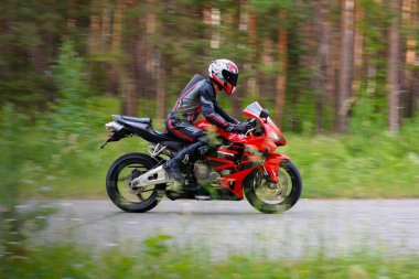 Krasnoyarsk, Rusya - 28 Haziran 2018: Güzel motosikletçi tam Dişli ve bir kırmızı ve siyah Honda 2005 Cbr 600 Rr (Pc37 kask)