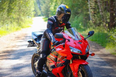 KRASNOYARSK, RUSSIA - 23 Haziran 2018: Kırmızı ve siyah Honda 2005 CBR 600 RR (PC37)