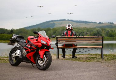 Krasnoyarsk, Rusya - 17 Temmuz 2018: Güzel motosikletçi tam Dişli ve bir kırmızı ve siyah Honda 2005 Cbr 600 Rr (Pc37 kask)