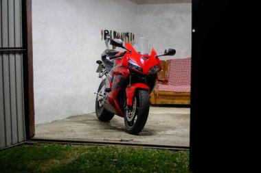 Krasnoyarsk, Rusya - 16 Ağustos 2018: Kırmızı ve siyah sportbike Honda Cbr 600 Rr 2005 Pc37 garajda