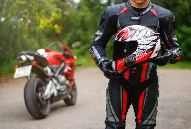 Krasnoyarsk, Rusya - 27 Ağustos 2018: Bir motosiklet kask tutarak tam viteste güzel motosikletçi. Kask Ls2 Ff323 sağ ok Yonny Hernandez yineleme