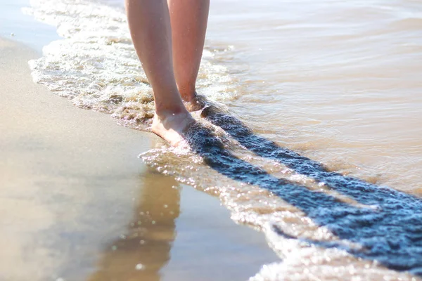 Pés Rapariga Praia Ondas Pernas Marinhas — Fotografia de Stock