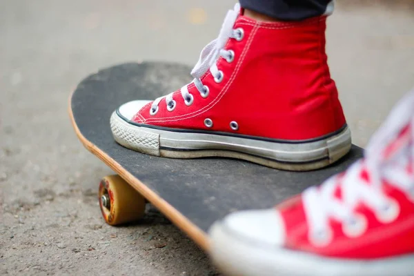 Meisje Rode Sneakers Een Skateboard Voeten Een Skateboard — Stockfoto