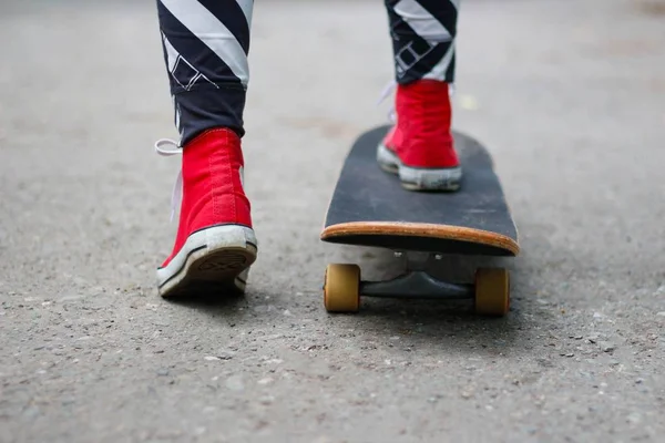 Meisje Rode Sneakers Een Skateboard Voeten Een Skateboard — Stockfoto