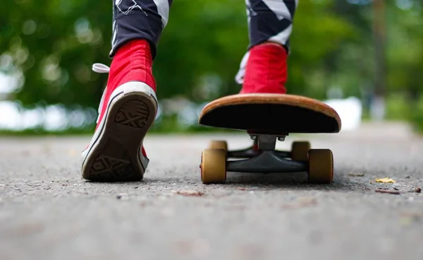 Meisje Rode Sneakers Een Skateboard Voeten Een Skateboard — Stockfoto
