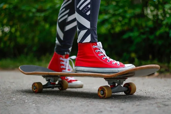 Meisje Rode Sneakers Een Skateboard Voeten Een Skateboard — Stockfoto