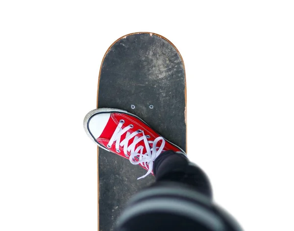 Meisje Rode Sneakers Een Skateboard Voeten Een Skateboard Eerste Persoon — Stockfoto