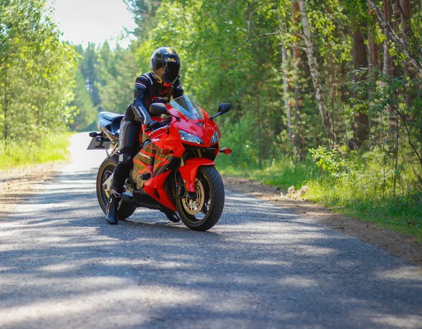 Krasnoyarsk Russland Juni 2018 Schöne Motorradfahrerin Voller Ausrüstung Und Helm — Stockfoto
