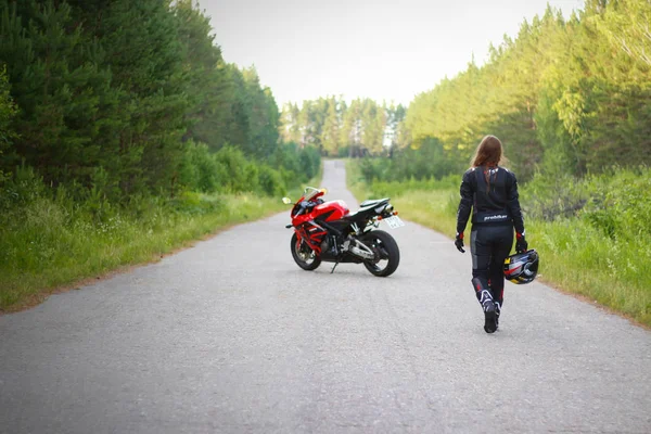 Krasnoyarsk Rusia Junio 2018 Hermosa Chica Motociclista Marcha Completa Casco — Foto de Stock
