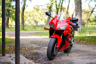 Krasnoyarsk, Rusya - 25 Mayıs 2018: Kırmızı ve siyah sportbike Honda Cbr 600 Rr 2005 Pc37