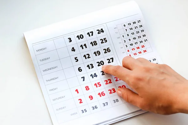 Mão Apontando Para Calendário Calendário Branco Fins Semana São Destacados — Fotografia de Stock