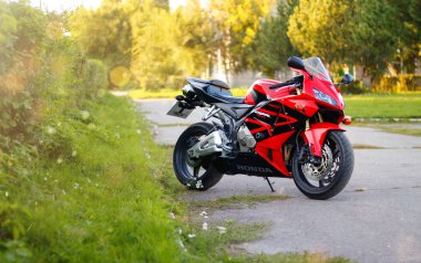 Krasnoyarsk, Rusya - 7 Eylül 2018: Kırmızı ve siyah sportbike Honda Cbr 600 Rr 2005 Pc37