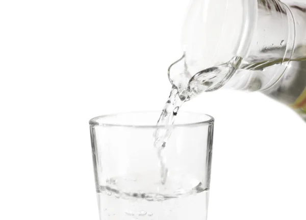 Hand Häller Vatten Ett Glas Glas Kopp Från Glaskanna Närbild — Stockfoto