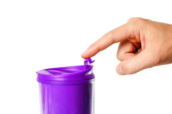 Mão Fechou Uma Caneca Térmica Roxa Fecha Isolado Sobre Fundo — Fotografia de Stock