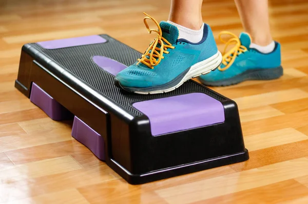 Das Mädchen Turnschuhen Ist Auf Der Trittplattform Für Fitness Engagiert — Stockfoto