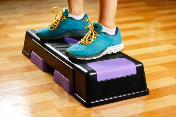 Κορίτσι Πάνινα Παπούτσια Δραστηριοποιείται Στην Πλατφόρμα Βήμα Για Γυμναστήριο Πόδια — Φωτογραφία Αρχείου