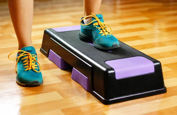 Muchacha Las Zapatillas Deporte Ocupa Del Paso Plataforma Para Aptitud —  Fotos de Stock