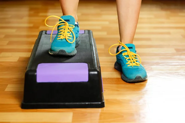 Muchacha Las Zapatillas Deporte Ocupa Del Paso Plataforma Para Aptitud —  Fotos de Stock