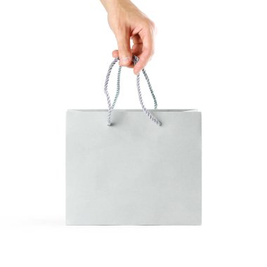 Güzel hediye gri çanta tutan el. Yakın çekim. Beyaz arka plan üzerinde izole