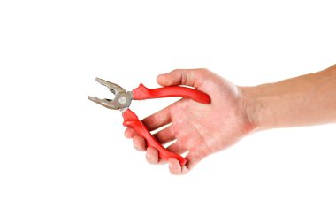 Kırmızı saplı kerpetenle tutan el. Erkek ve kadın güneş gözlüğü. Yakın çekim. Beyaz arka plan üzerinde izole.