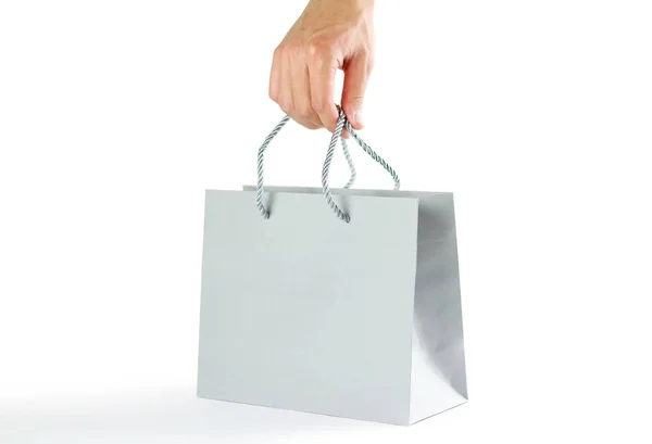 Hand Die Mooi Geschenk Grijze Tas Close Geïsoleerd Witte Achtergrond — Stockfoto