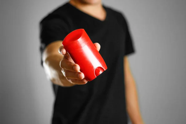 Хлопець Тримає Червоний Дезодорант Показує Дезодорант Крупним Планом — стокове фото